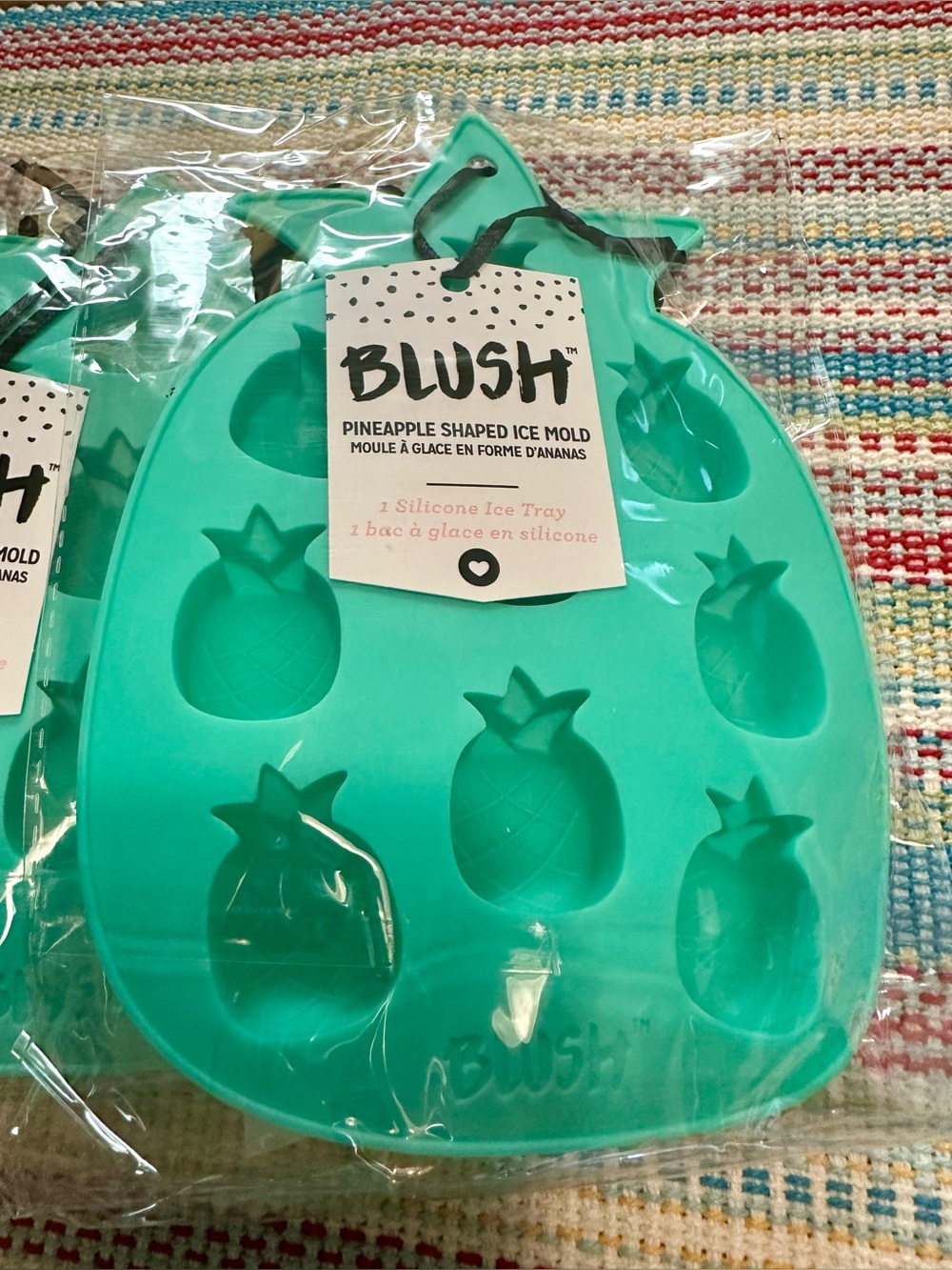 Set of 4 Blush pineapple shaped silicone ice molds - Picture 3 of 6